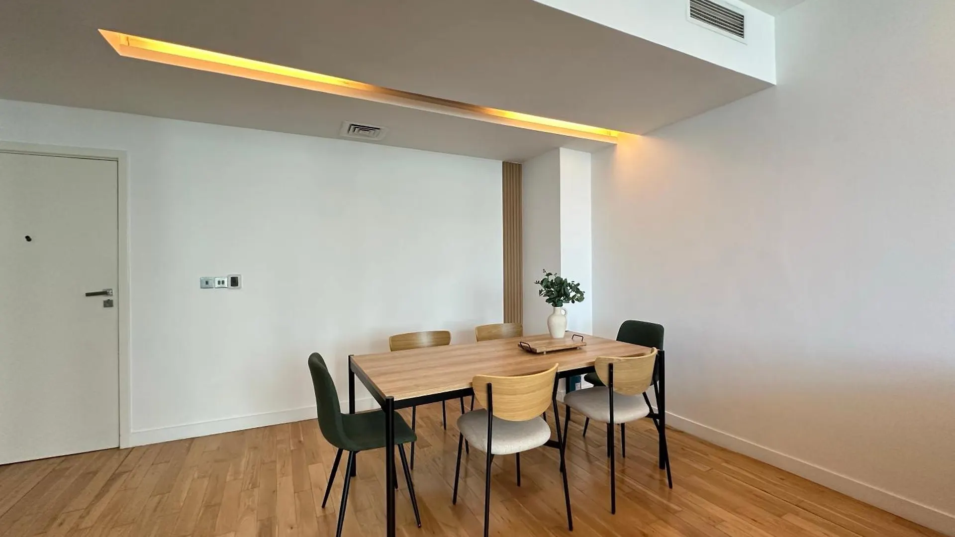 Opulent Flat With Beach, Pool & Canal View In Jbr Dubai