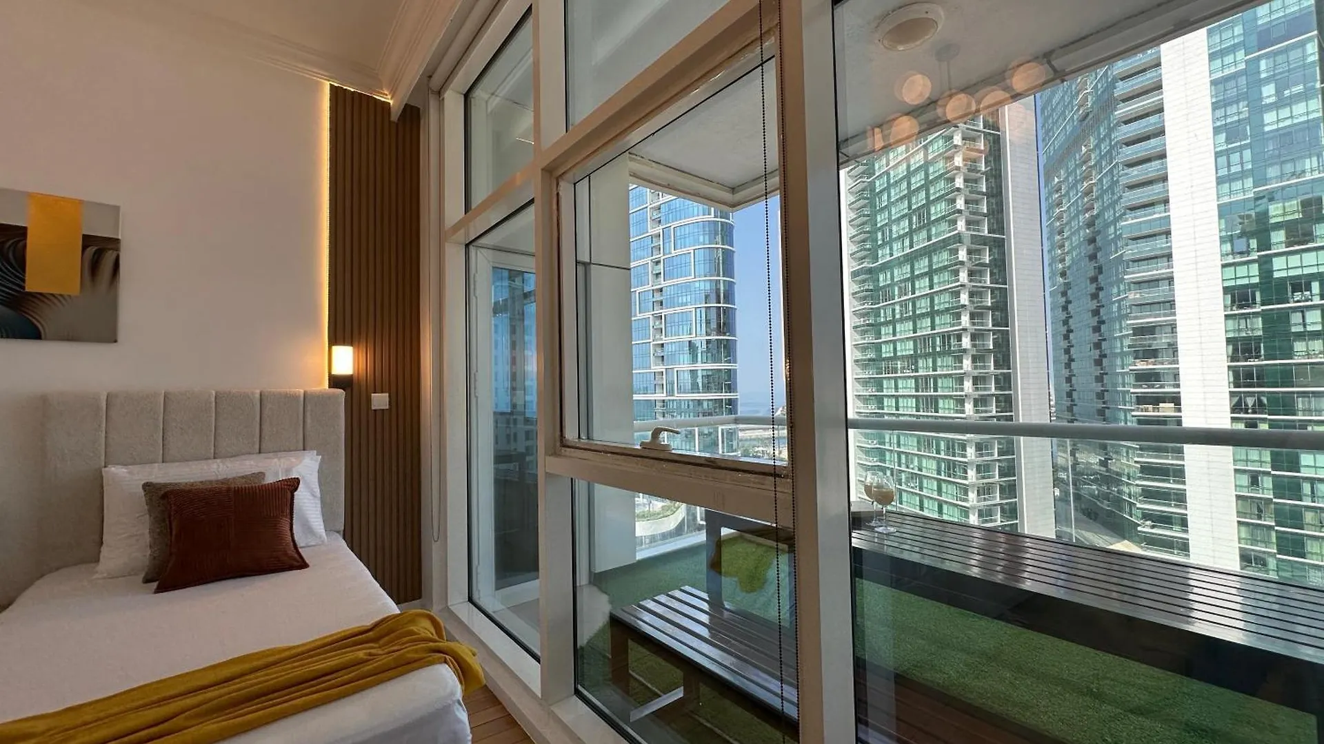 Opulent Flat With Beach, Pool & Canal View In Jbr Dubai