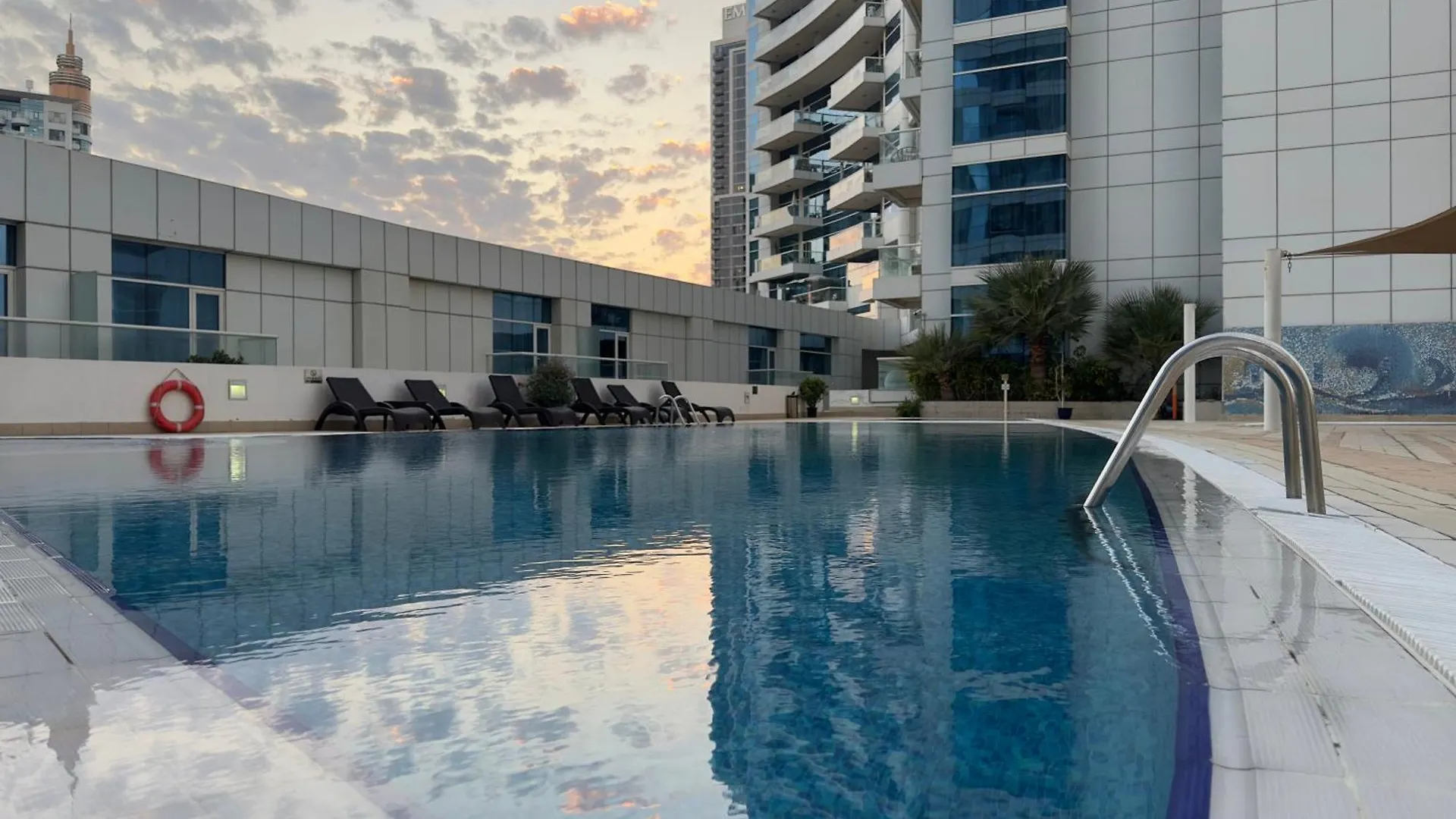 Opulent Flat With Beach, Pool & Canal View In Jbr Dubai Apartment