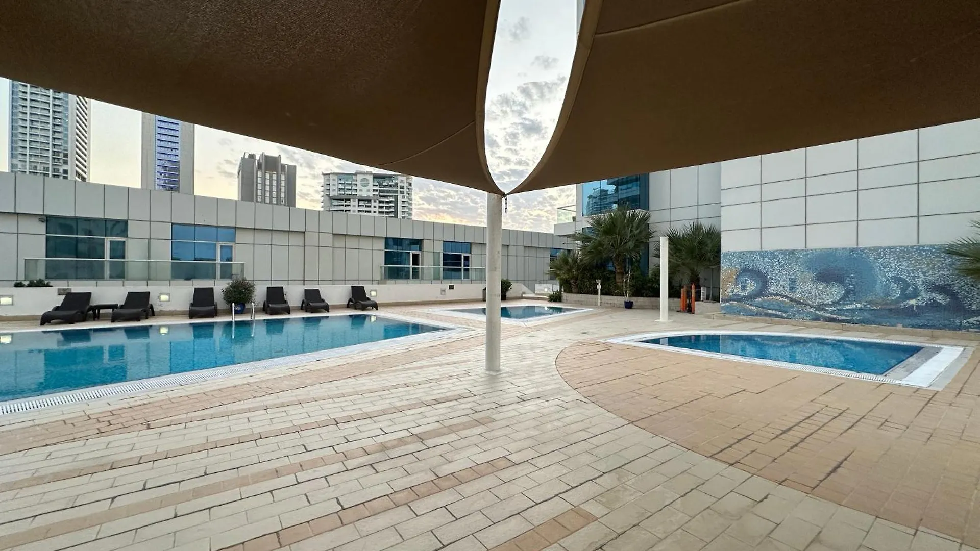 Opulent Flat With Beach, Pool & Canal View In Jbr Dubai