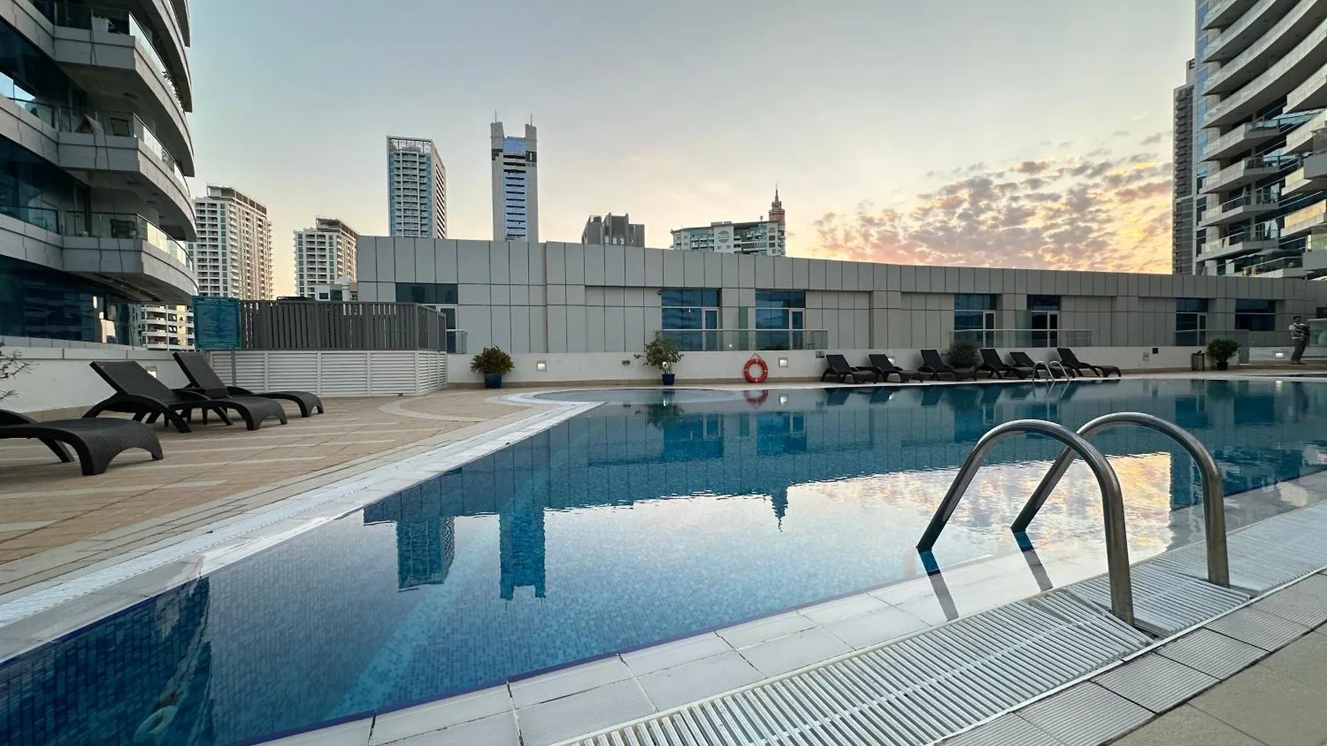Opulent Flat With Beach, Pool & Canal View In Jbr Dubai Apartment