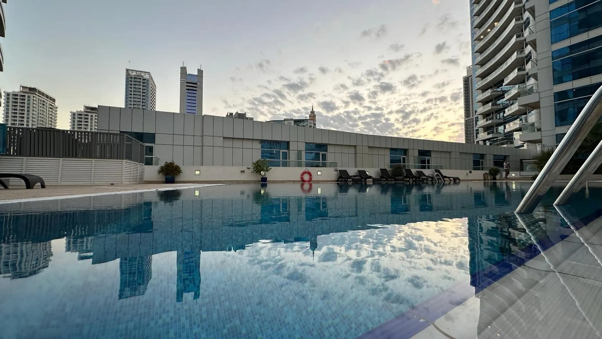 Apartment Opulent Flat With Beach, Pool & Canal View In Jbr Dubai