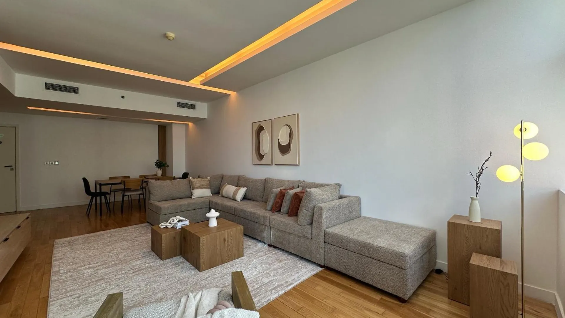 Opulent Flat With Beach, Pool & Canal View In Jbr Dubai