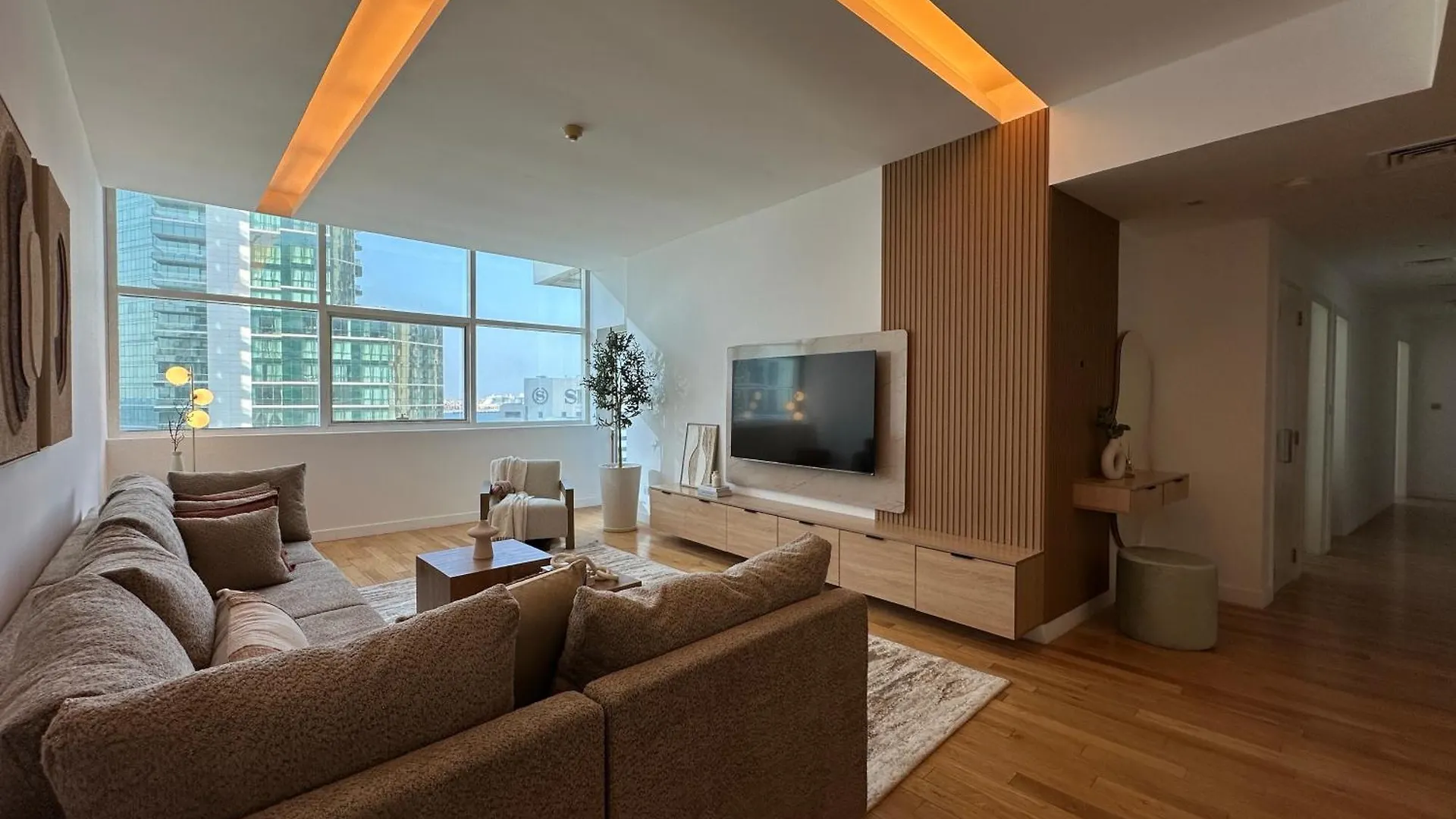 Opulent Flat With Beach, Pool & Canal View In Jbr Dubai Apartment