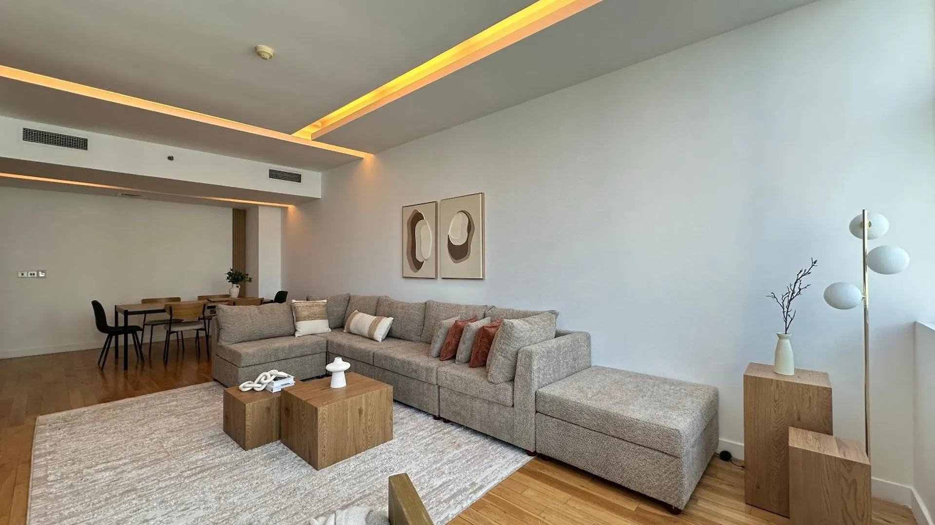 Opulent Flat With Beach, Pool & Canal View In Jbr Dubai