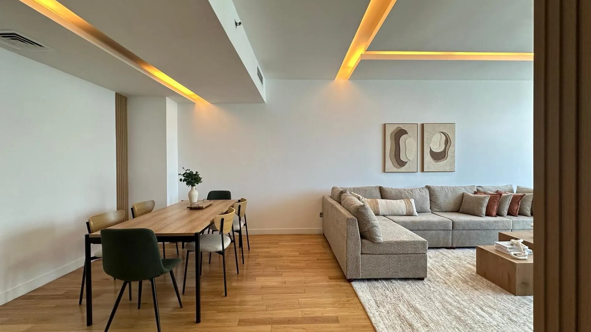 Opulent Flat With Beach, Pool & Canal View In Jbr Dubai Apartment