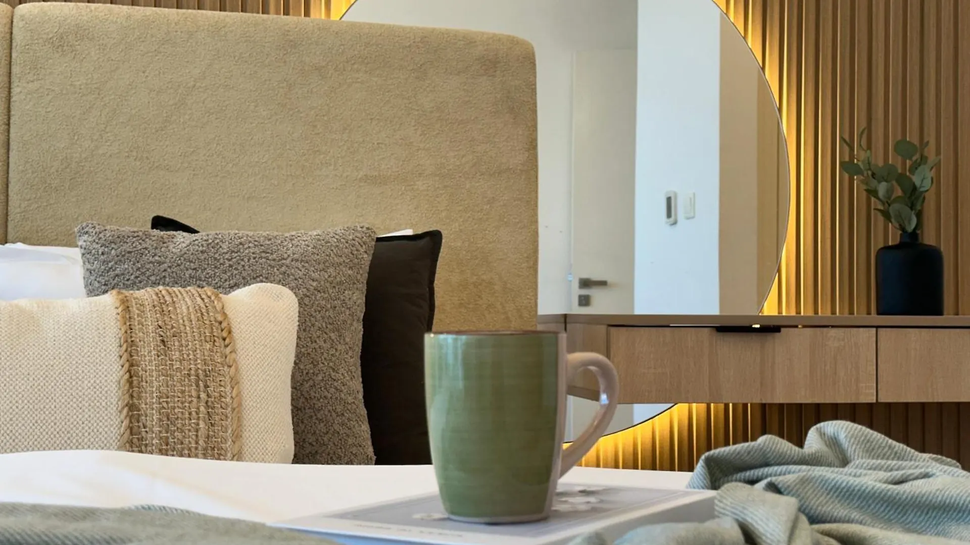 Opulent Flat With Beach, Pool & Canal View In Jbr Dubai Apartment