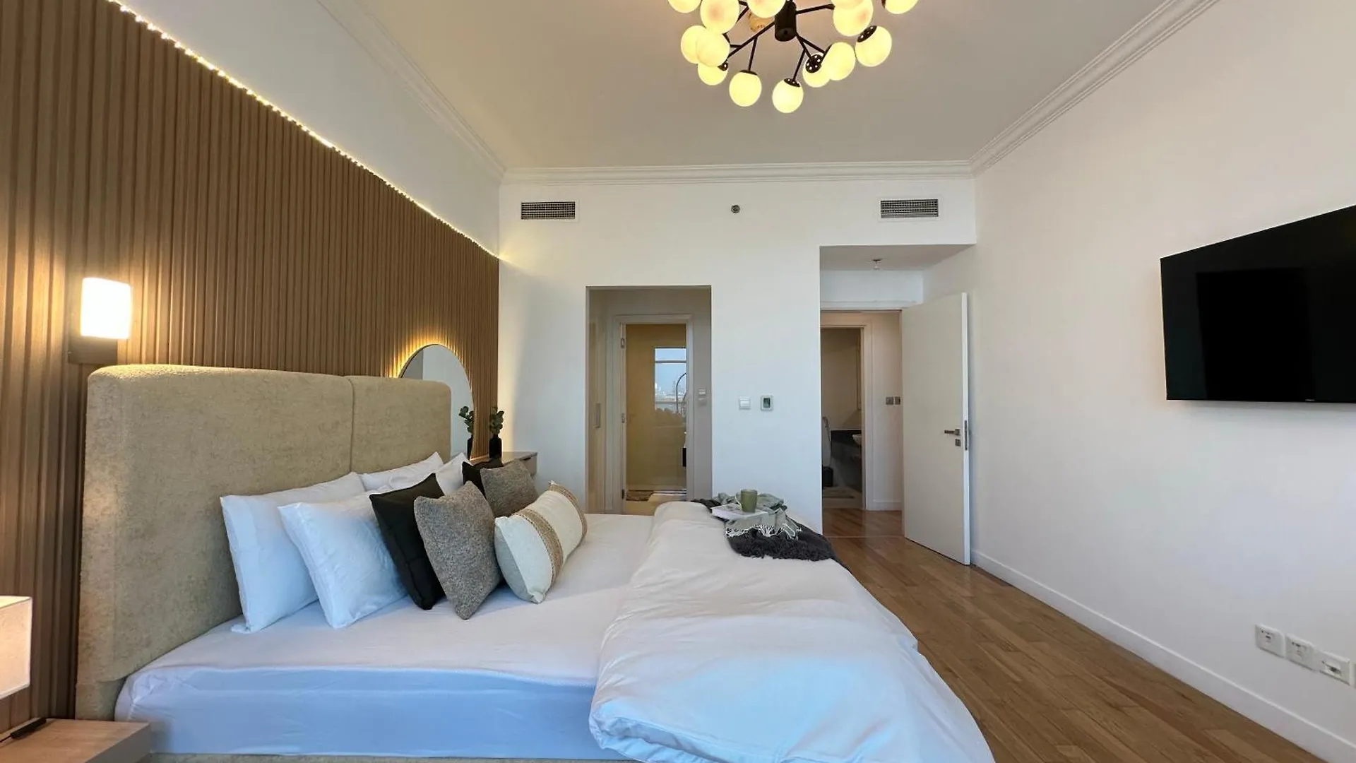 Opulent Flat With Beach, Pool & Canal View In Jbr Dubai Apartment